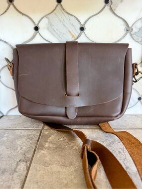 Saddle back leather Love 41 Crossbody